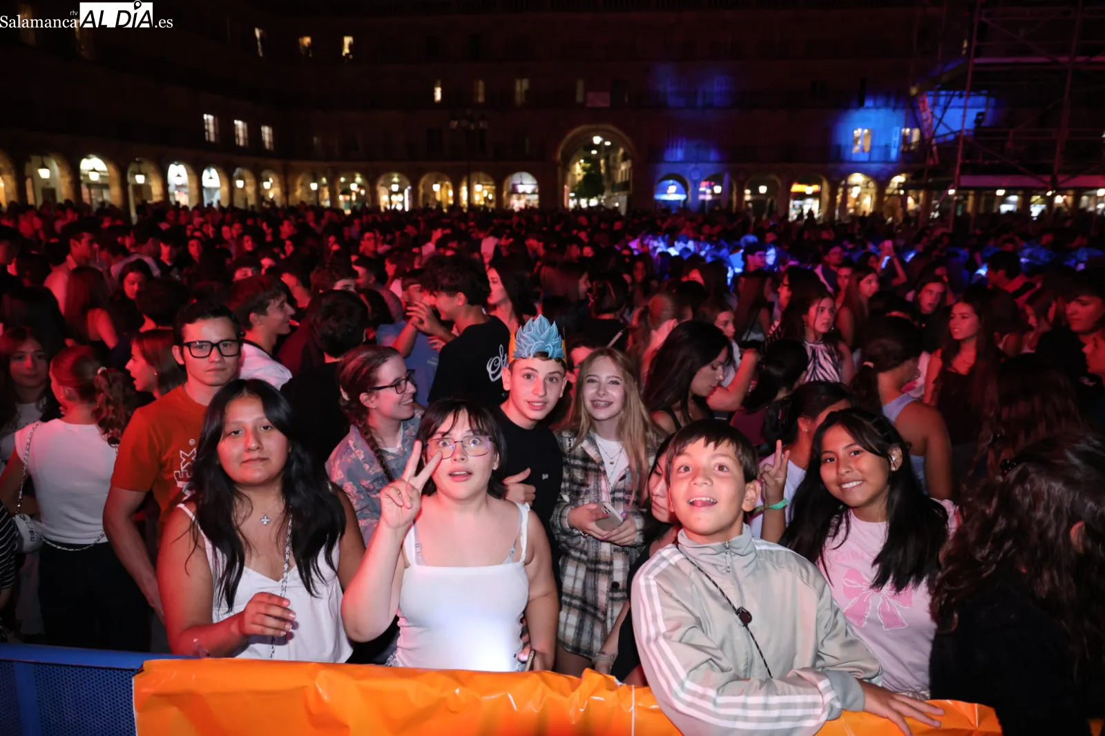 Actuación del DJ Juan Diego Suárez en la Fiesta Europa FM en la Plaza Mayor de Salamanca. Fotos: David Sañudo
