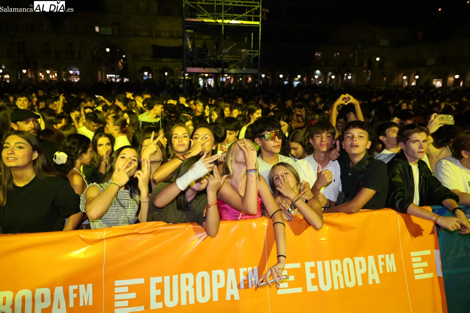 Actuación del DJ Juan Diego Suárez en la Fiesta Europa FM en la Plaza Mayor de Salamanca. Fotos: David Sañudo