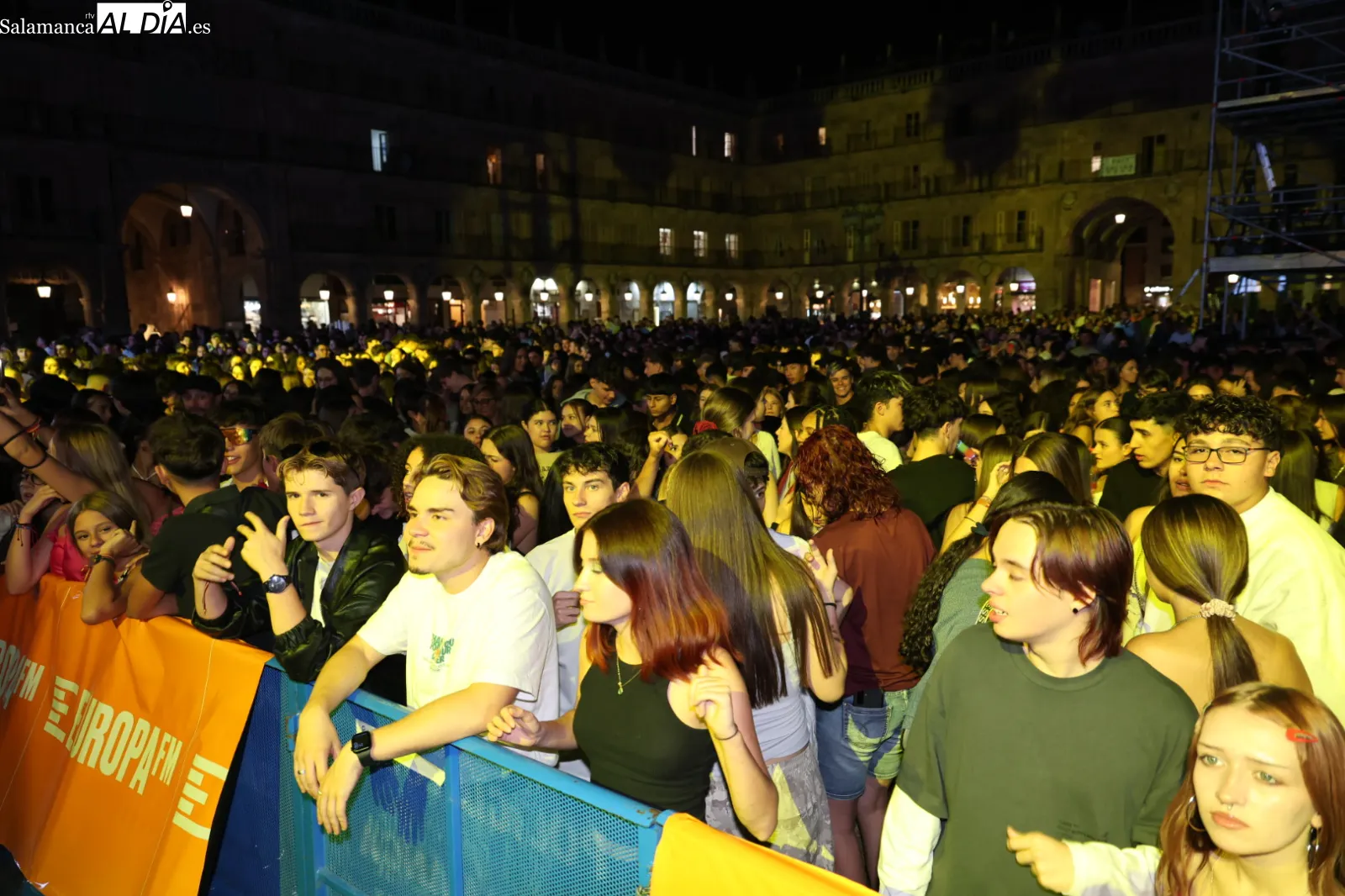 Actuación del DJ Juan Diego Suárez en la Fiesta Europa FM en la Plaza Mayor de Salamanca. Fotos: David Sañudo