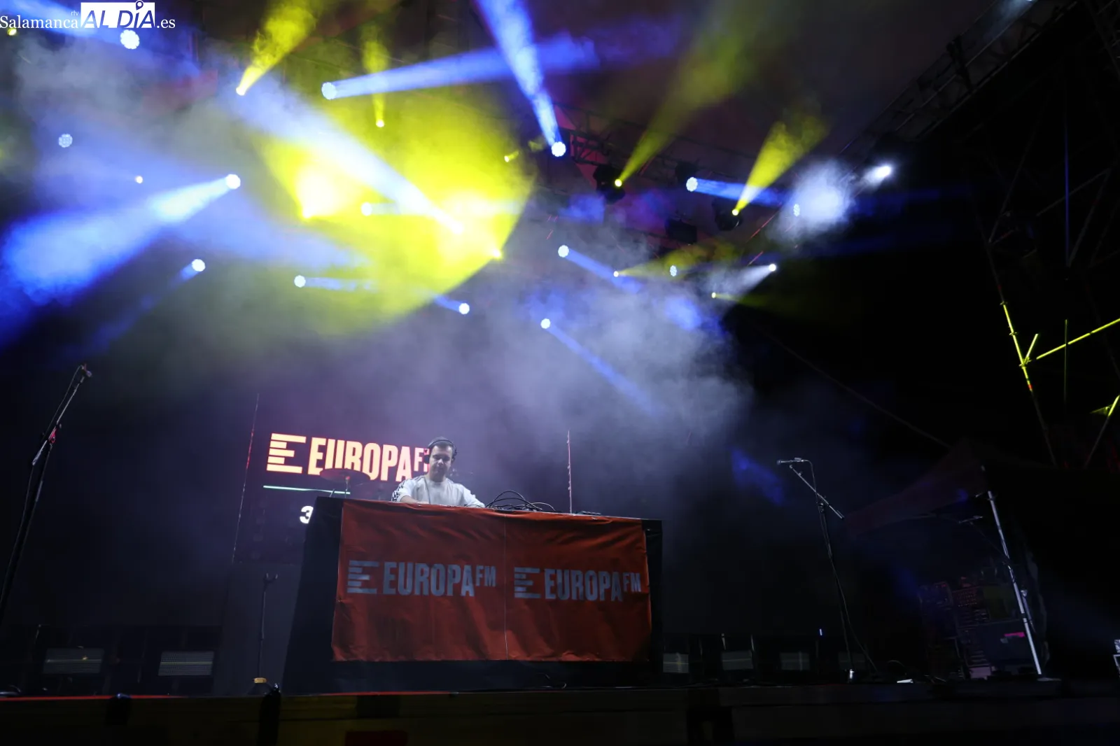 Actuación del DJ Juan Diego Suárez en la Fiesta Europa FM en la Plaza Mayor de Salamanca. Fotos: David Sañudo