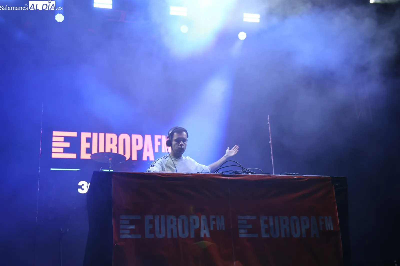 Actuación del DJ Juan Diego Suárez en la Fiesta Europa FM en la Plaza Mayor de Salamanca. Fotos: David Sañudo
