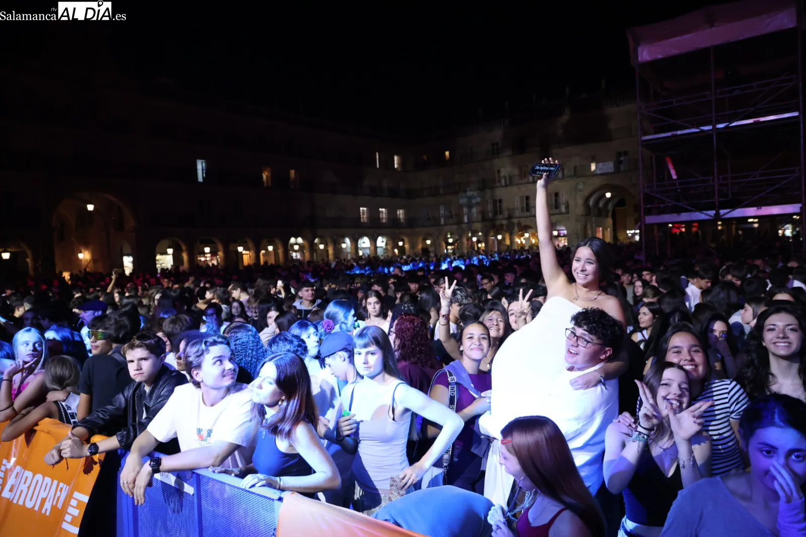 Actuación del DJ Juan Diego Suárez en la Fiesta Europa FM en la Plaza Mayor de Salamanca. Fotos: David Sañudo