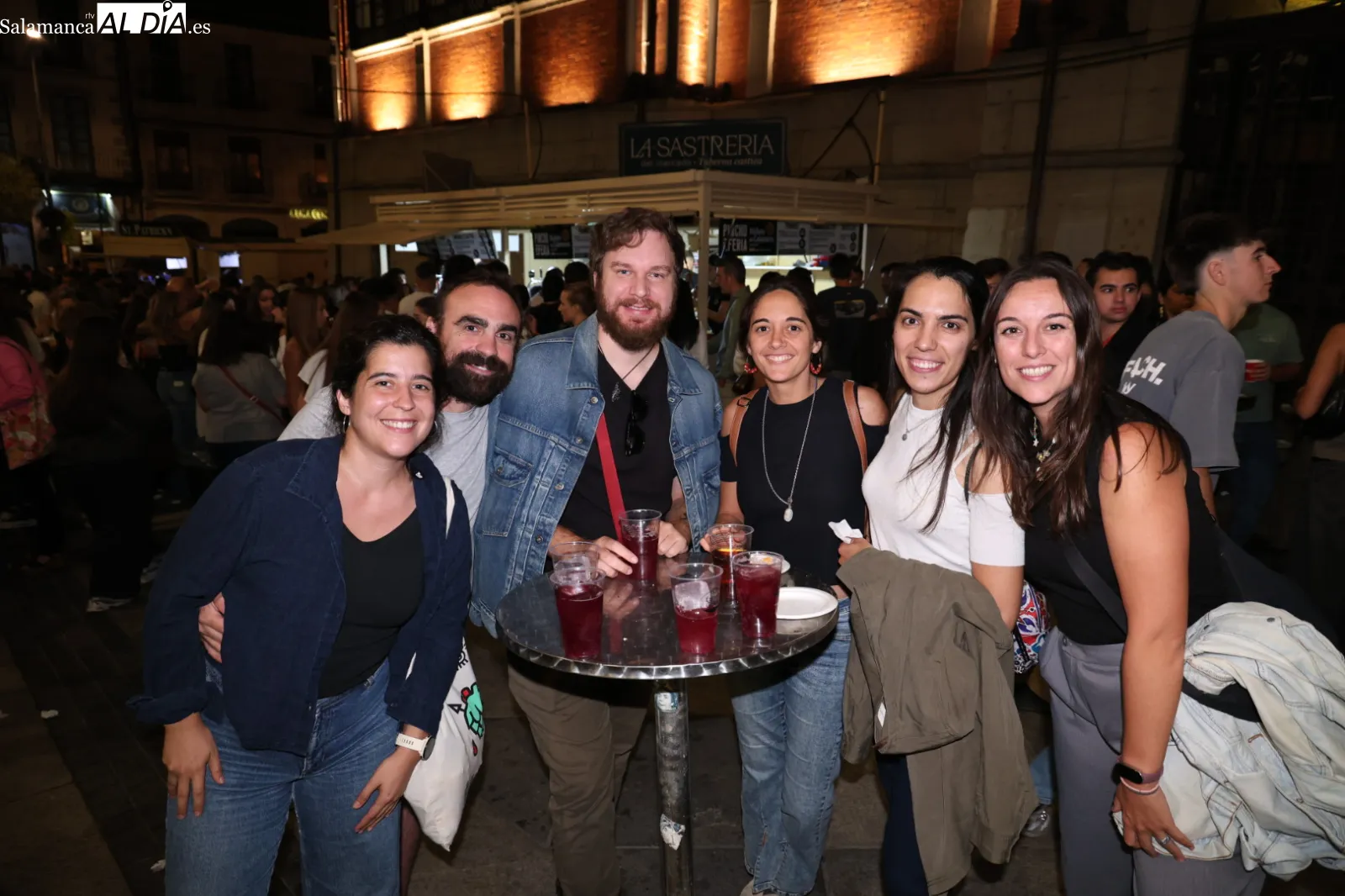 Ambiente en las casetas de la Plaza del Mercado. Fotos: David Sañudo