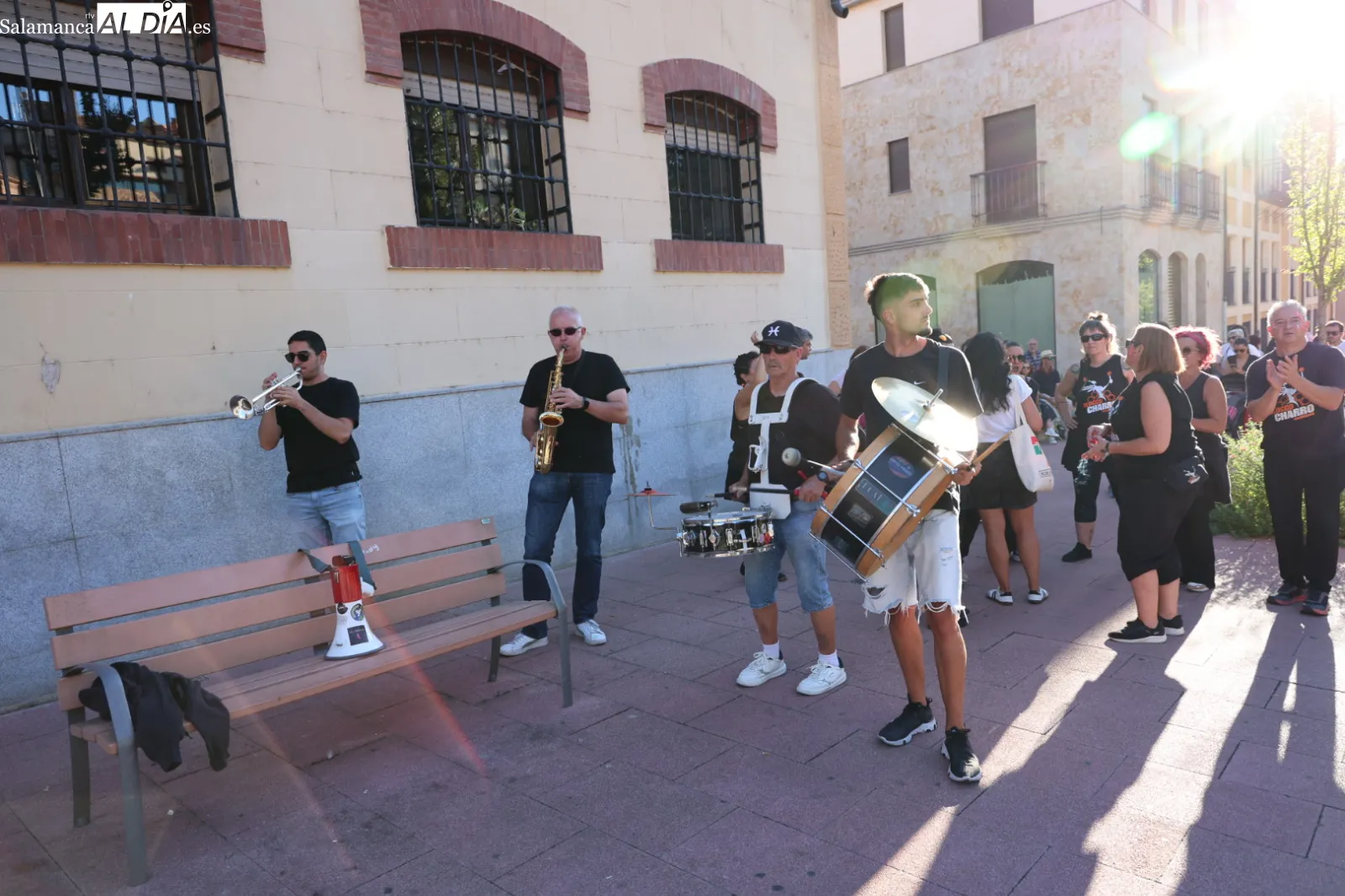 'Vente con tu peña' ha arrancado con un desfile al ritmo de charanga. Fotos: David Sañudo