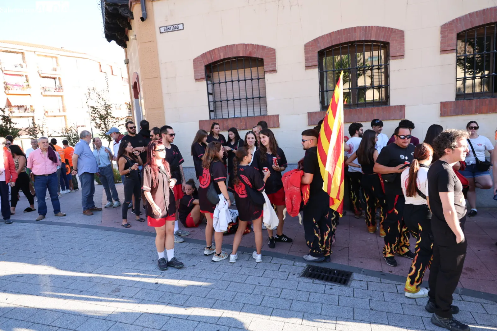 'Vente con tu peña' ha arrancado con un desfile al ritmo de charanga. Fotos: David Sañudo
