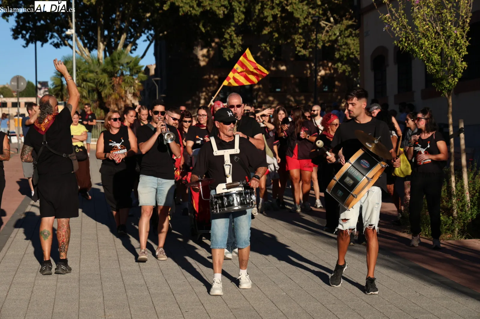 'Vente con tu peña' ha arrancado con un desfile al ritmo de charanga. Fotos: David Sañudo