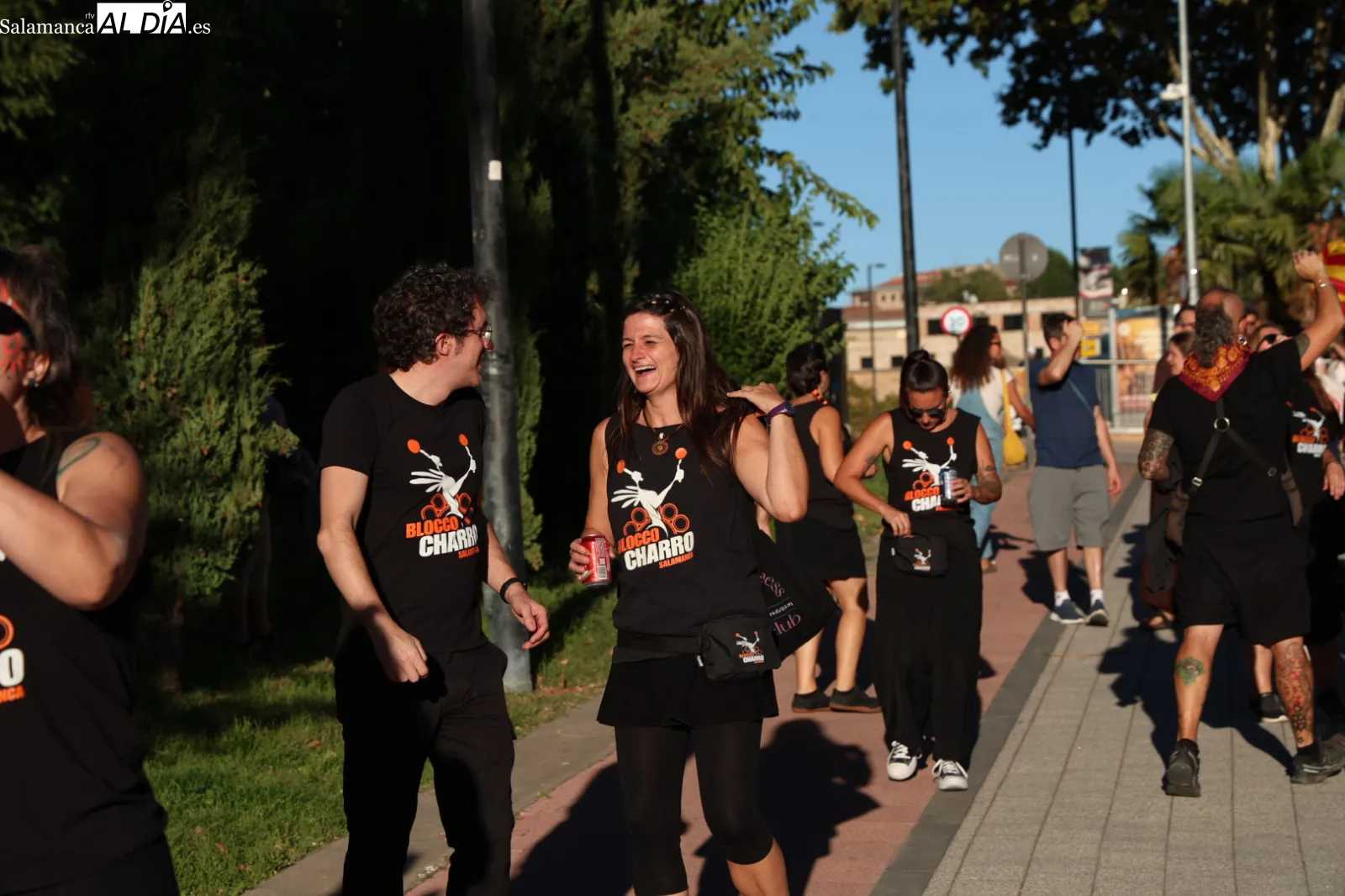'Vente con tu peña' ha arrancado con un desfile al ritmo de charanga. Fotos: David Sañudo