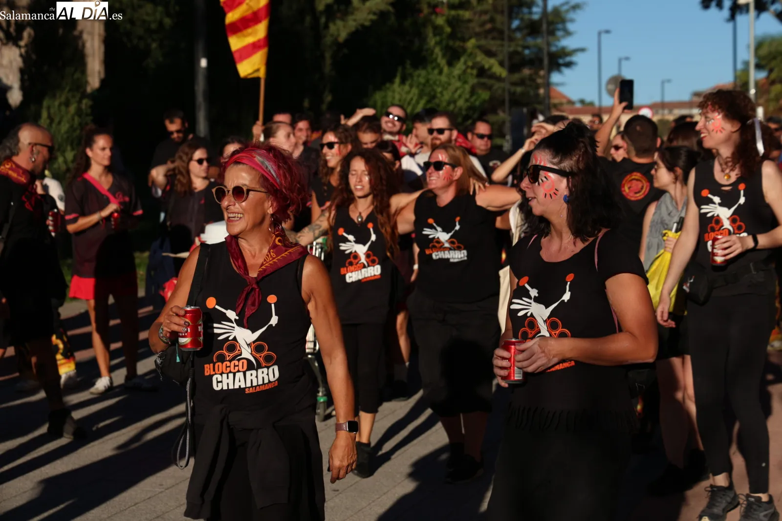 'Vente con tu peña' ha arrancado con un desfile al ritmo de charanga. Fotos: David Sañudo