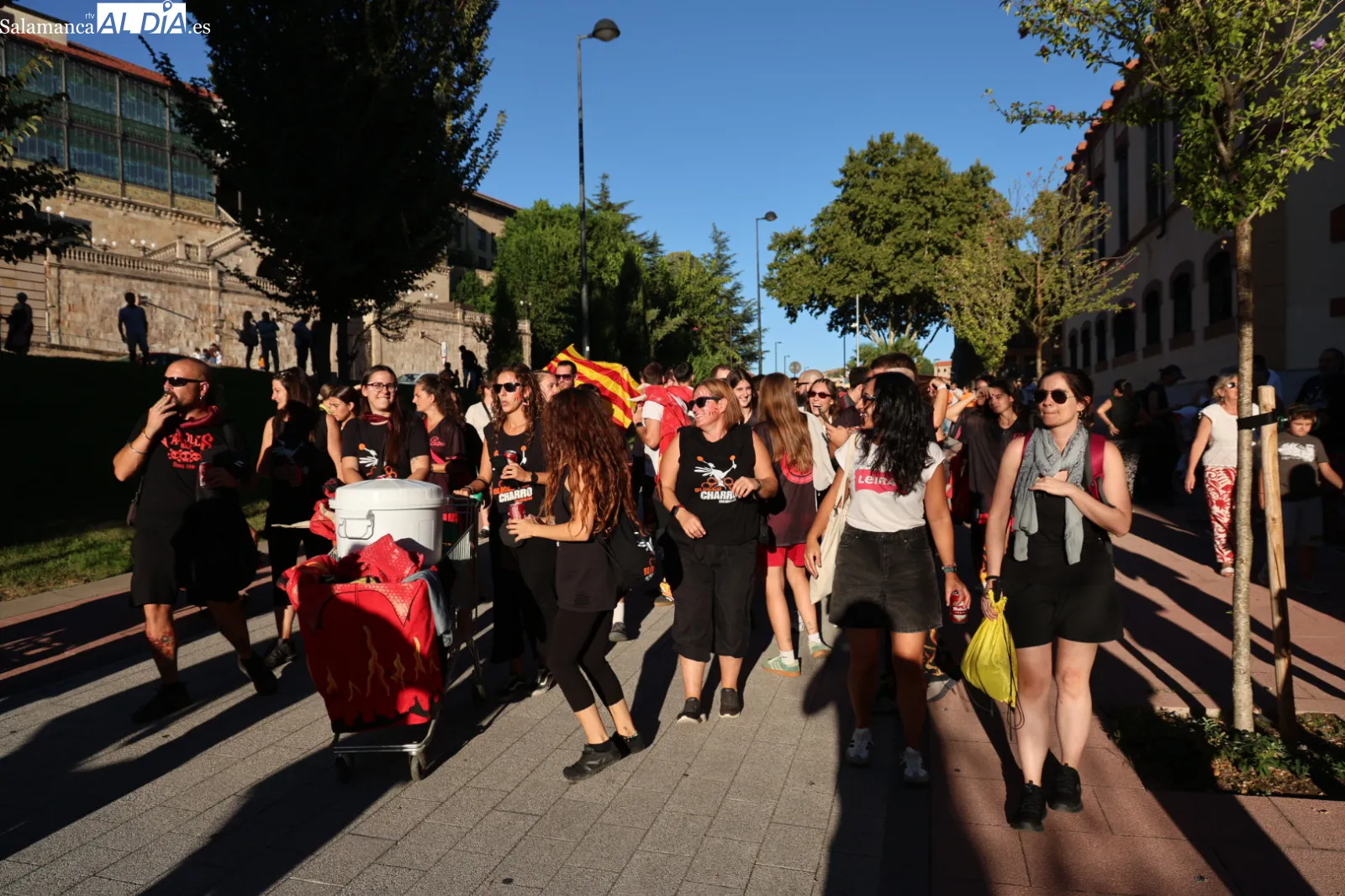 'Vente con tu peña' ha arrancado con un desfile al ritmo de charanga. Fotos: David Sañudo