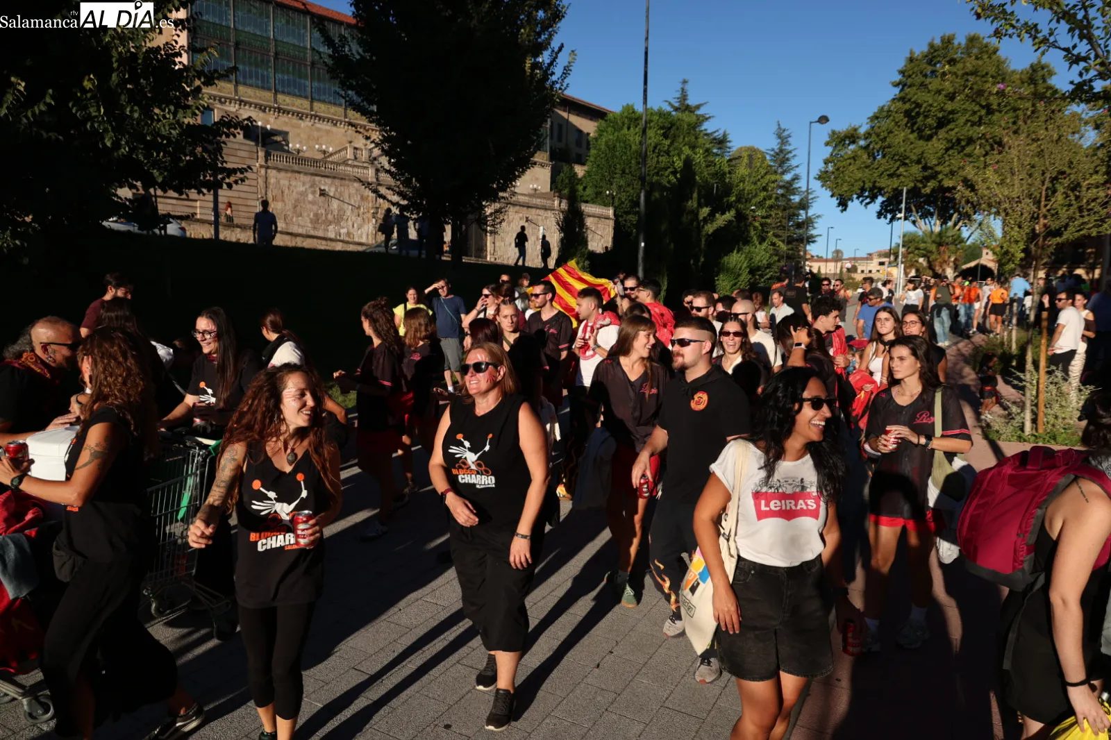 'Vente con tu peña' ha arrancado con un desfile al ritmo de charanga. Fotos: David Sañudo