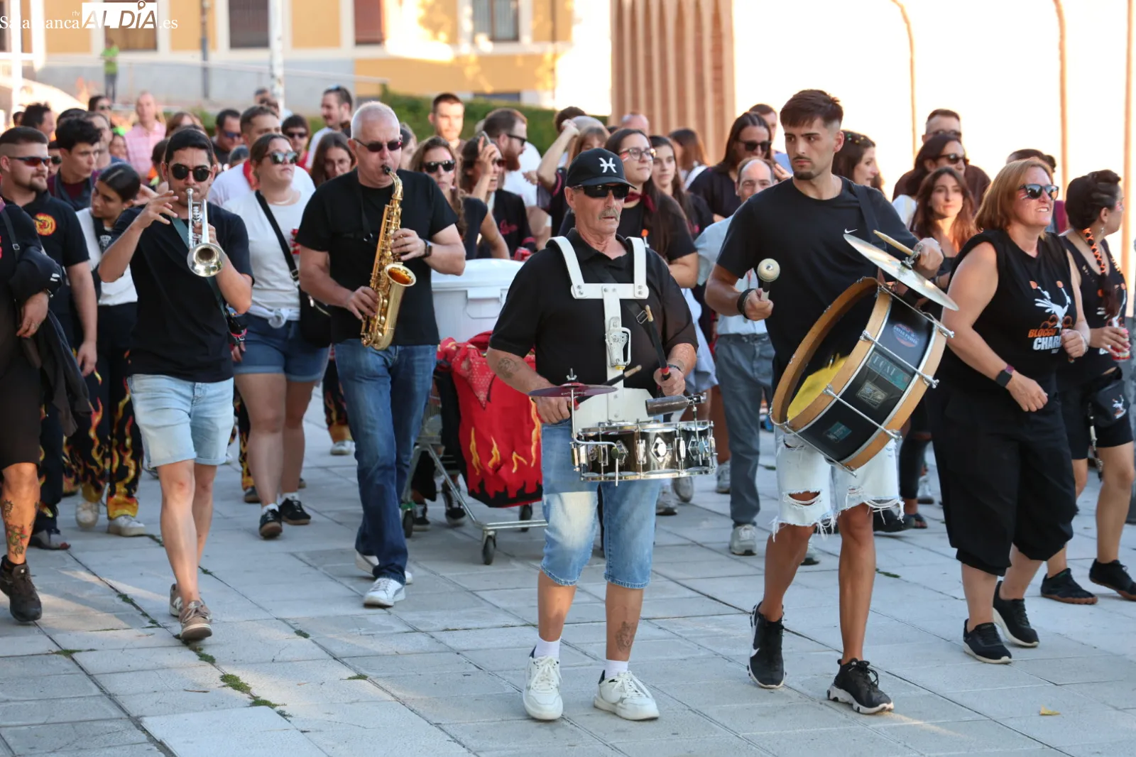 'Vente con tu peña' ha arrancado con un desfile al ritmo de charanga. Fotos: David Sañudo