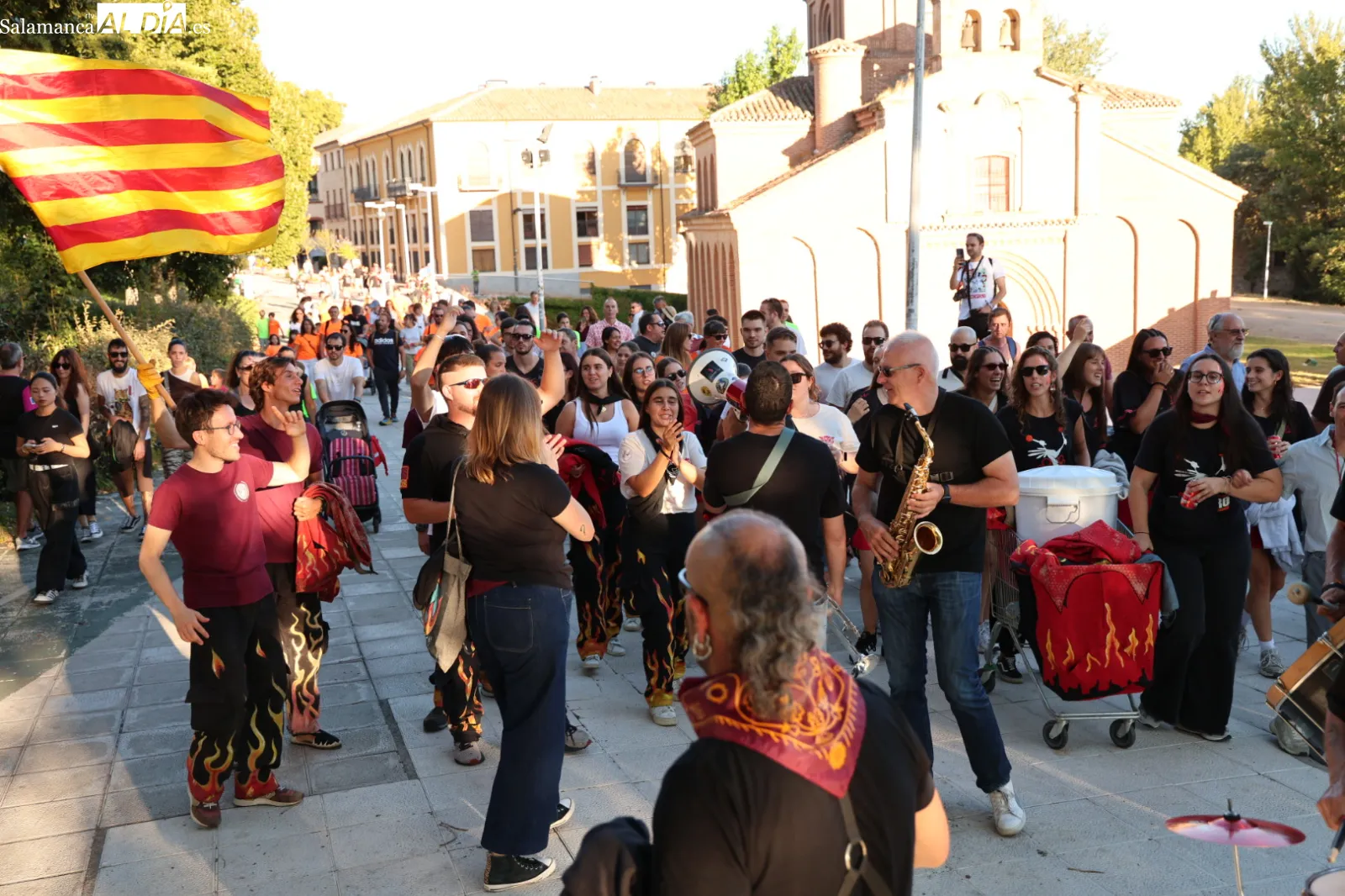 'Vente con tu peña' ha arrancado con un desfile al ritmo de charanga. Fotos: David Sañudo