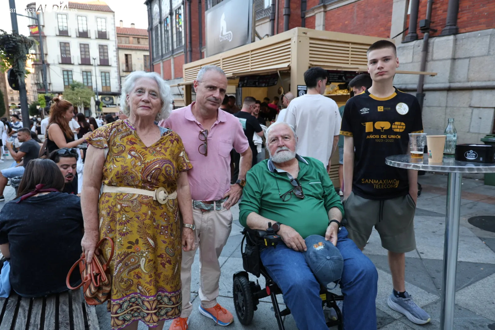 Ambiente en las casetas de la Plaza del Mercado en la tarde de este viernes. Fotos: David Sañudo