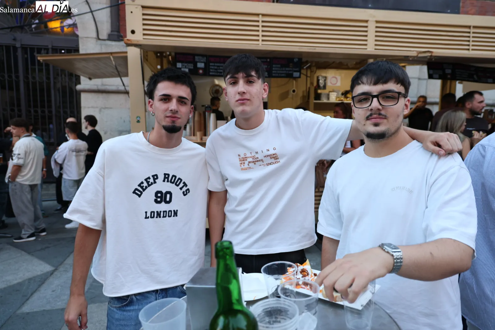 Ambiente en las casetas de la Plaza del Mercado en la tarde de este viernes. Fotos: David Sañudo