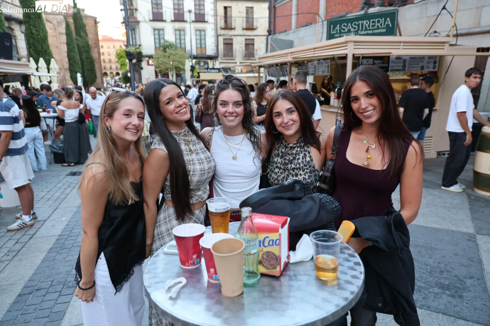 Ambiente en las casetas de la Plaza del Mercado en la tarde de este viernes. Fotos: David Sañudo