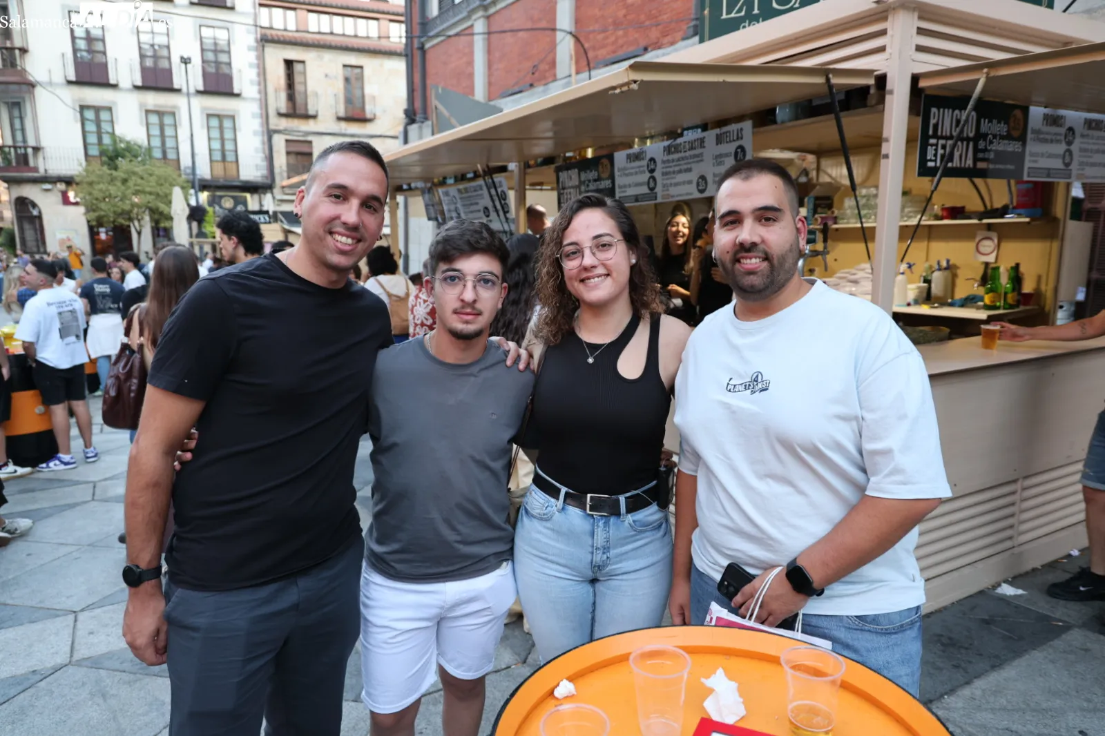 Ambiente en las casetas de la Plaza del Mercado en la tarde de este viernes. Fotos: David Sañudo