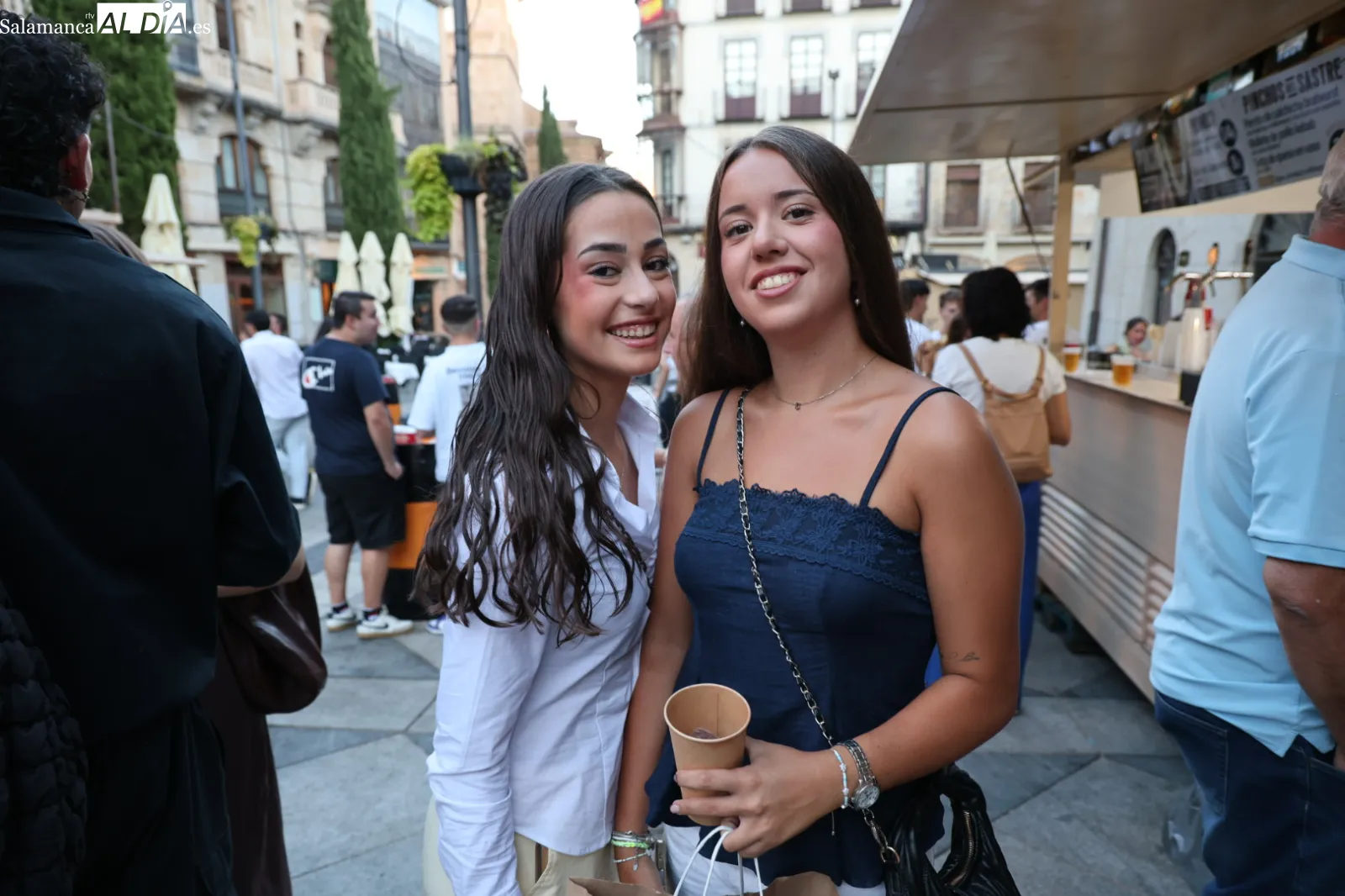 Ambiente en las casetas de la Plaza del Mercado en la tarde de este viernes. Fotos: David Sañudo