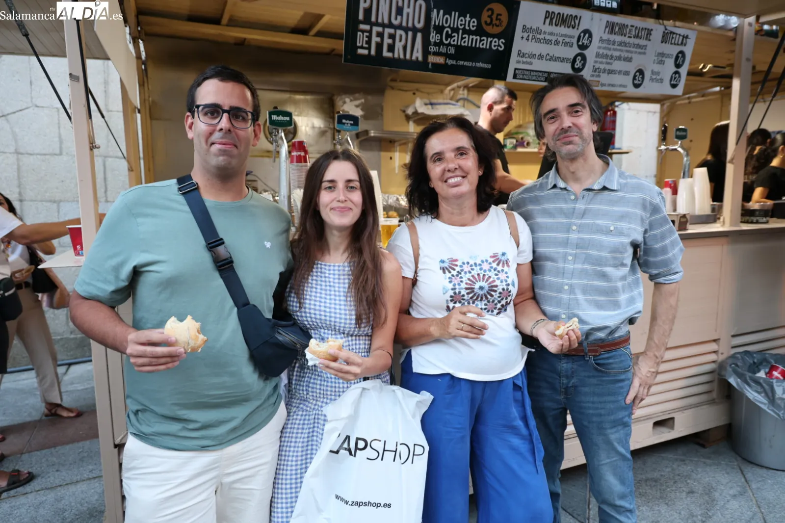 Ambiente en las casetas de la Plaza del Mercado en la tarde de este viernes. Fotos: David Sañudo