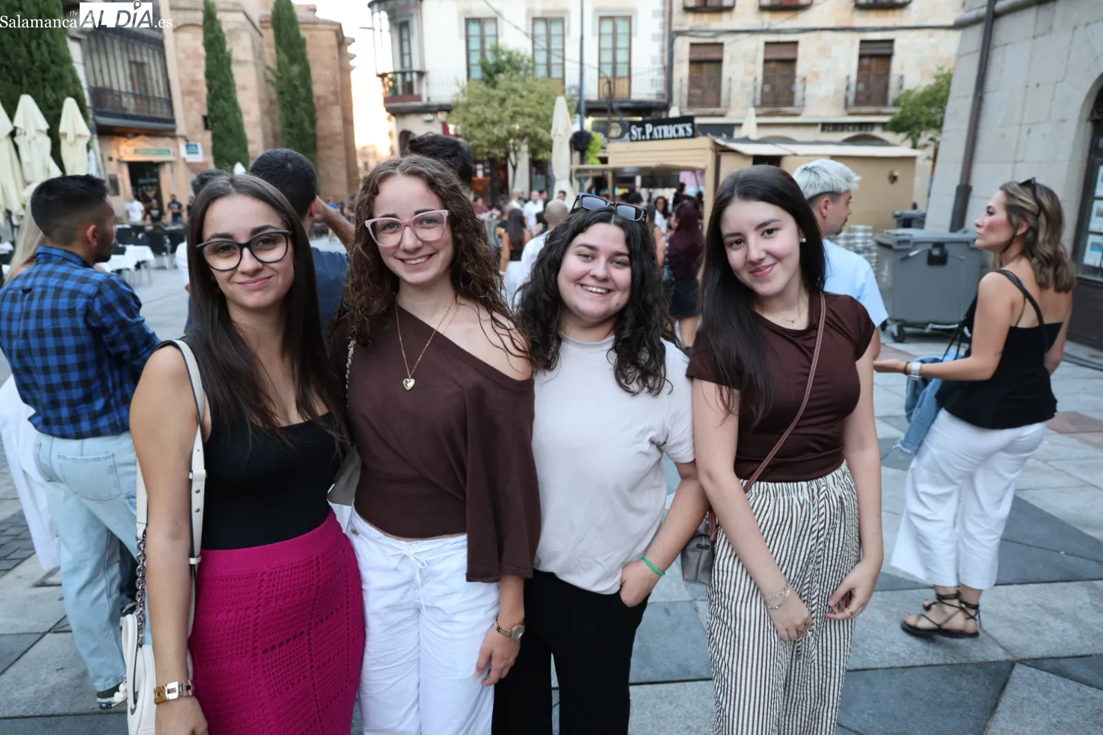Ambiente en las casetas de la Plaza del Mercado en la tarde de este viernes. Fotos: David Sañudo