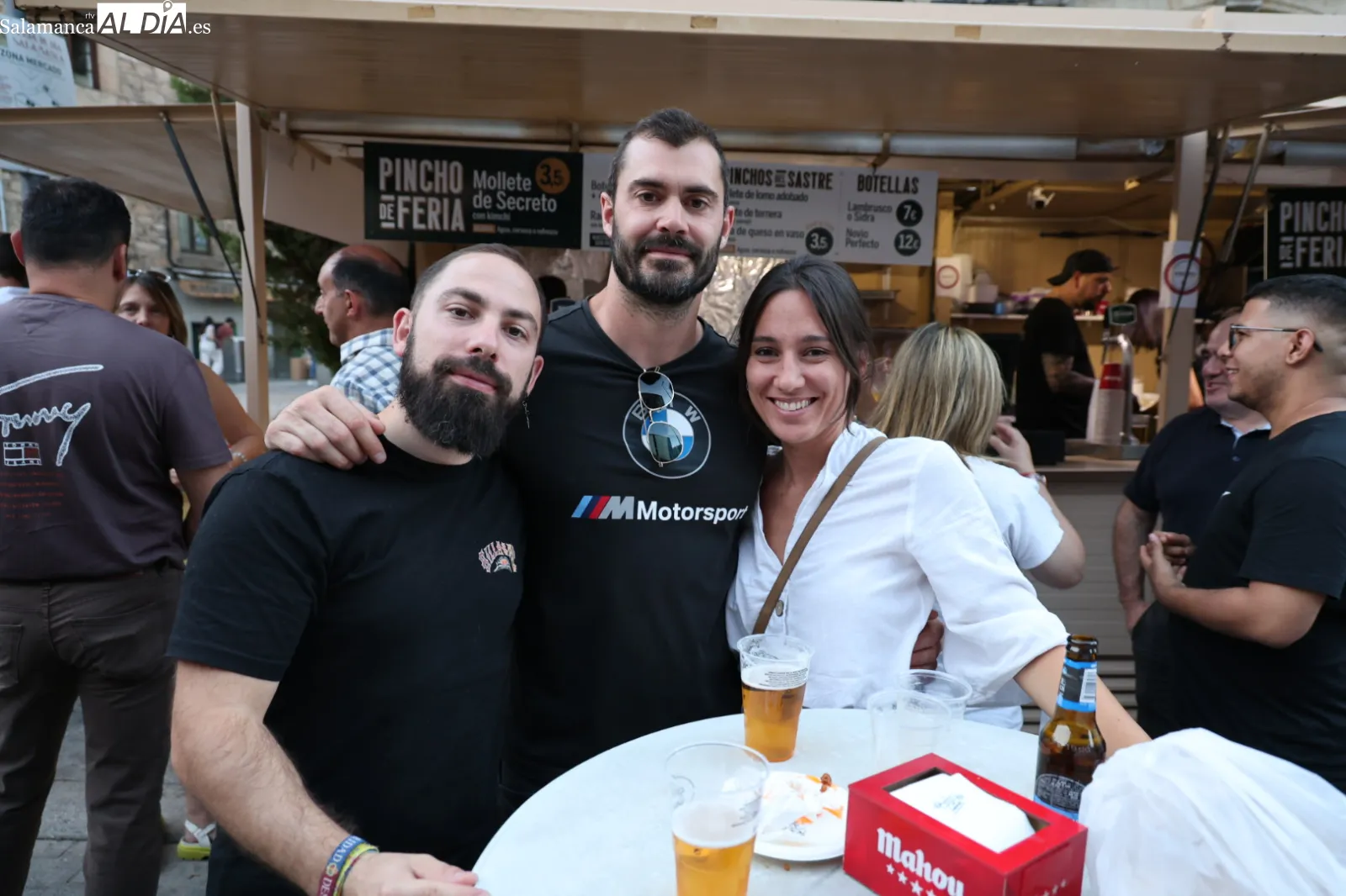 Ambiente en las casetas de la Plaza del Mercado en la tarde de este viernes. Fotos: David Sañudo
