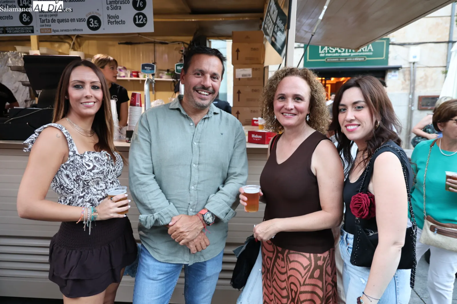 Ambiente en las casetas de la Plaza del Mercado en la tarde de este viernes. Fotos: David Sañudo