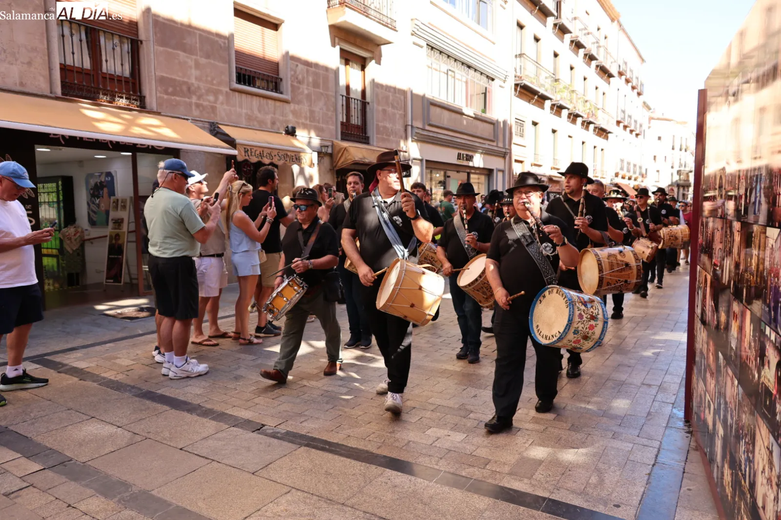 Pasacalles de folclore charro en la plaza de Anaya tras partir distintos grupos desde siete barrios de la ciudad. Fotos: David Sañudo