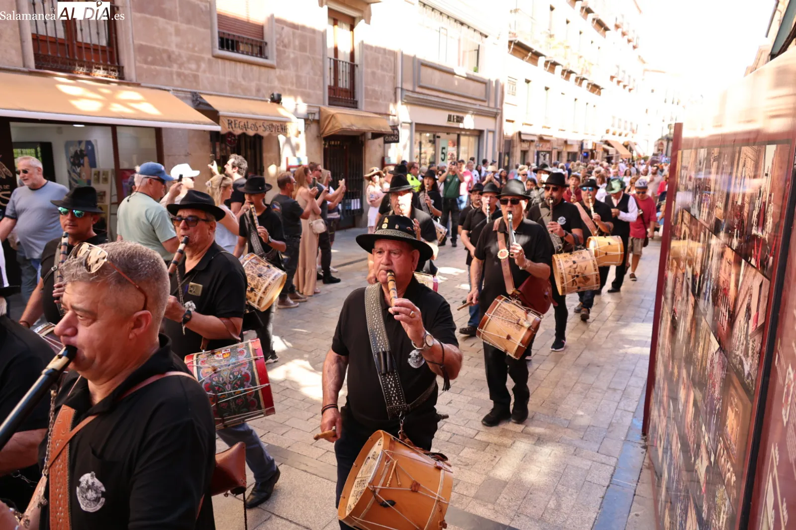 Pasacalles de folclore charro en la plaza de Anaya tras partir distintos grupos desde siete barrios de la ciudad. Fotos: David Sañudo