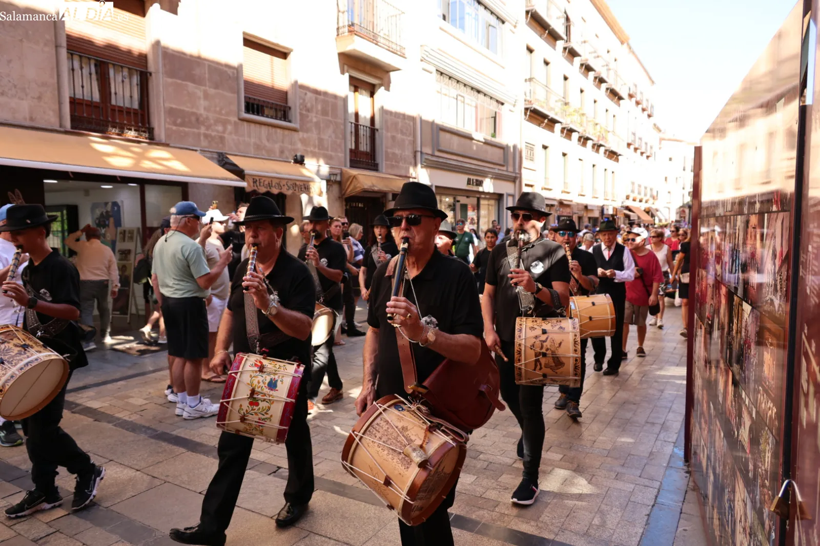 Pasacalles de folclore charro en la plaza de Anaya tras partir distintos grupos desde siete barrios de la ciudad. Fotos: David Sañudo