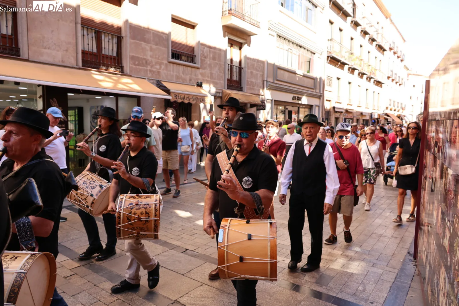 Pasacalles de folclore charro en la plaza de Anaya tras partir distintos grupos desde siete barrios de la ciudad. Fotos: David Sañudo