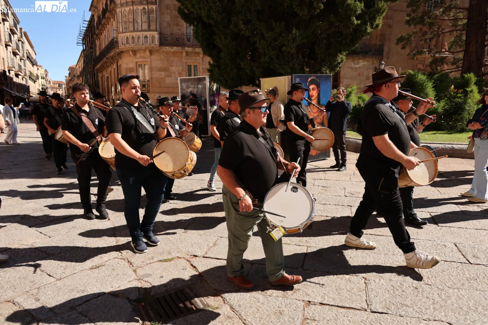 Pasacalles de folclore charro en la plaza de Anaya tras partir distintos grupos desde siete barrios de la ciudad. Fotos: David Sañudo