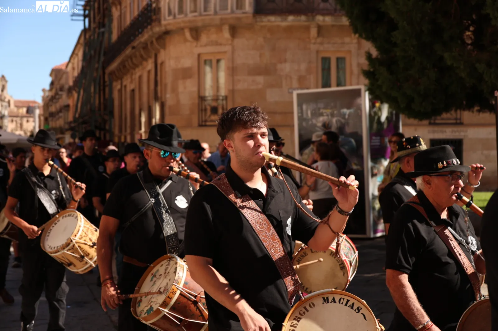 Pasacalles de folclore charro en la plaza de Anaya tras partir distintos grupos desde siete barrios de la ciudad. Fotos: David Sañudo