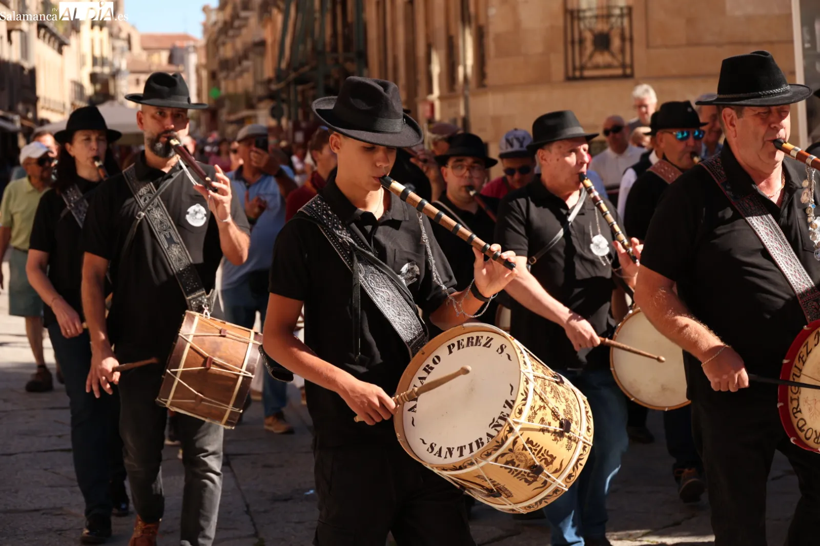Pasacalles de folclore charro en la plaza de Anaya tras partir distintos grupos desde siete barrios de la ciudad. Fotos: David Sañudo