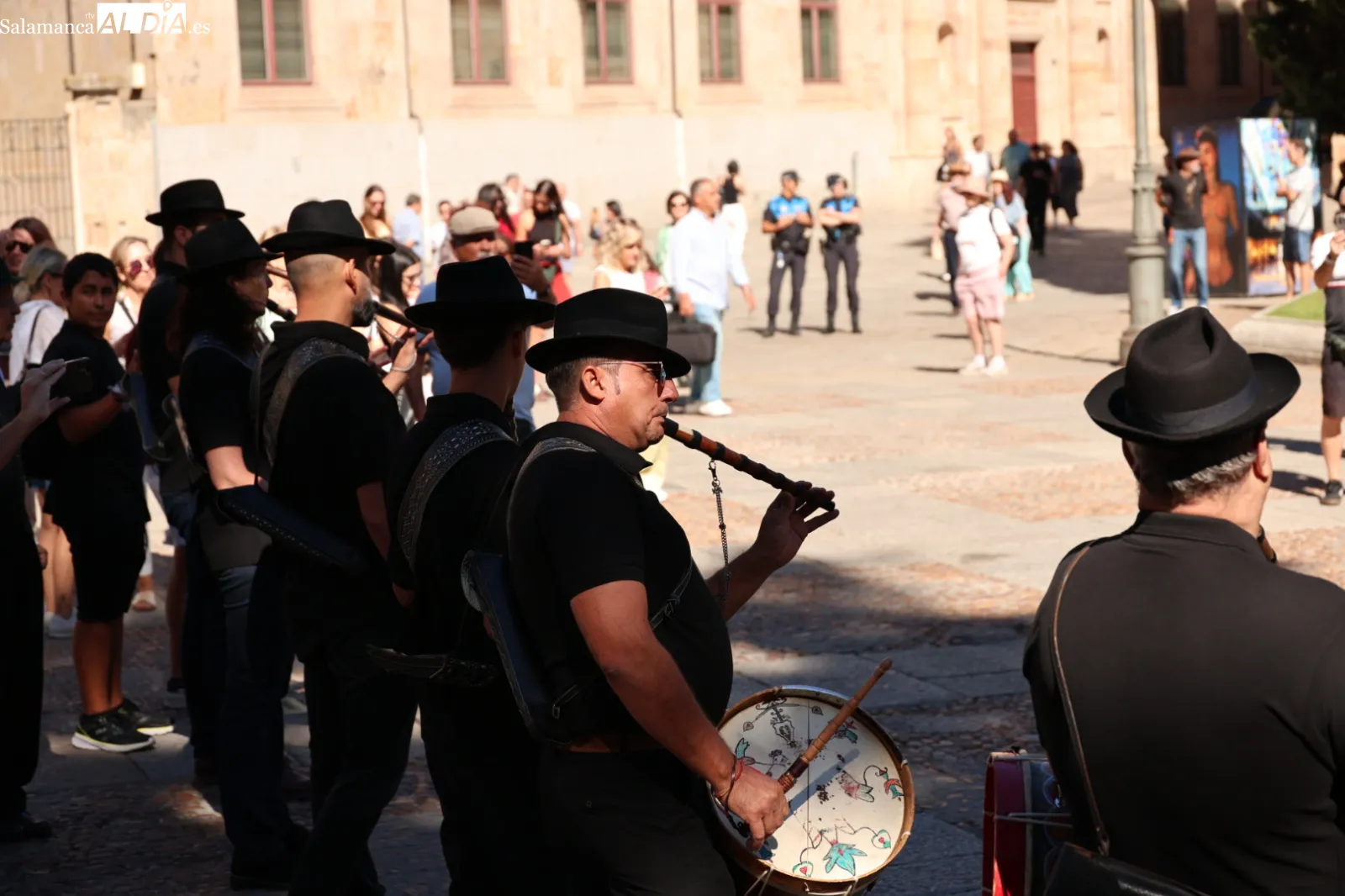 Pasacalles de folclore charro en la plaza de Anaya tras partir distintos grupos desde siete barrios de la ciudad. Fotos: David Sañudo
