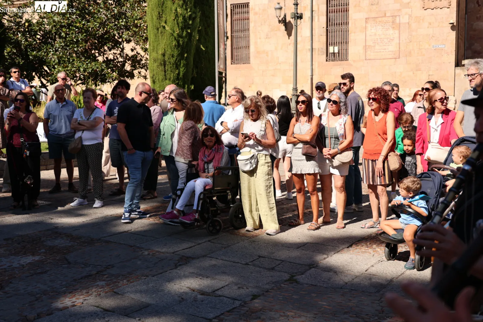 Pasacalles de folclore charro en la plaza de Anaya tras partir distintos grupos desde siete barrios de la ciudad. Fotos: David Sañudo