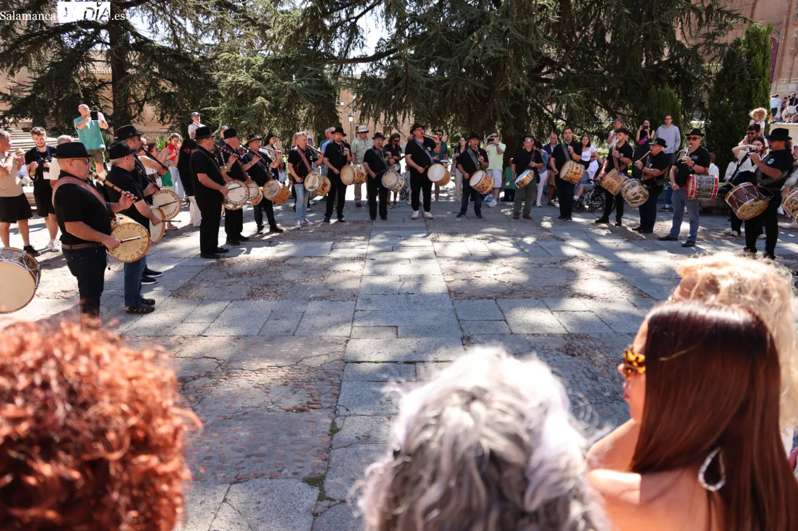 Pasacalles de folclore charro en la plaza de Anaya tras partir distintos grupos desde siete barrios de la ciudad. Fotos: David Sañudo