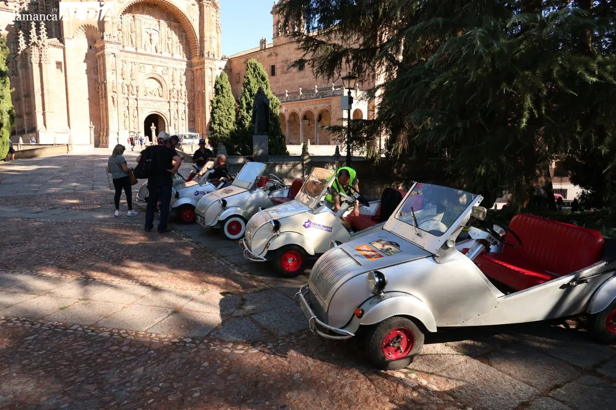 Exposición de microcoches clásicos de los 50 en Salamanca