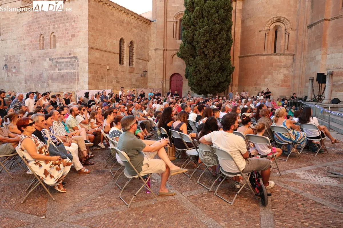 Poesía visual y equilibrios en el Patio Chico con el espectáculo 'Refugi' | FOTOS: David Sañudo