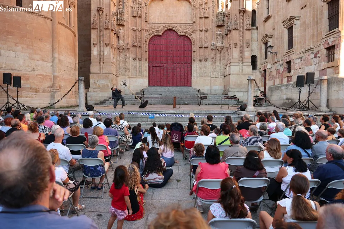 Poesía visual y equilibrios en el Patio Chico con el espectáculo 'Refugi' | FOTOS: David Sañudo