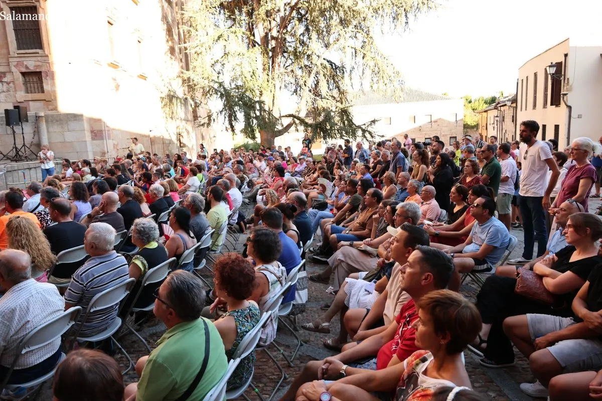 Poesía visual y equilibrios en el Patio Chico con el espectáculo 'Refugi' | FOTOS: David Sañudo