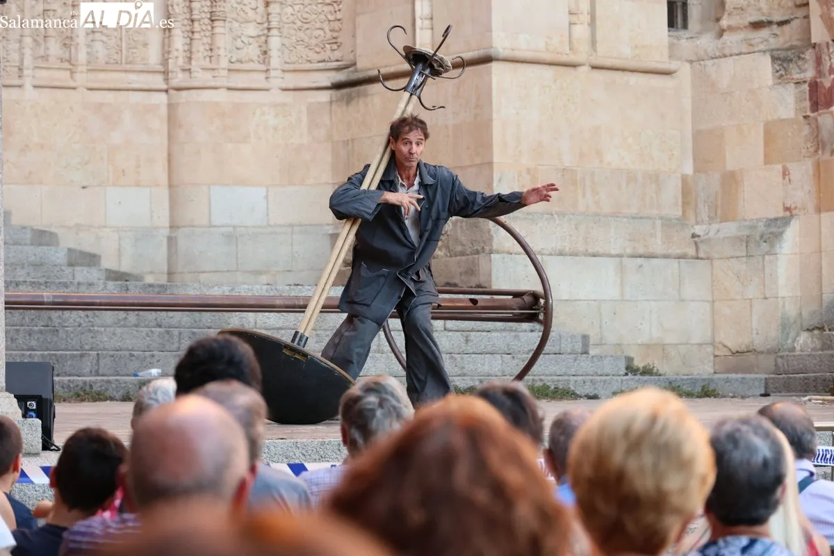 Poesía visual y equilibrios en el Patio Chico con el espectáculo 'Refugi' | FOTOS: David Sañudo