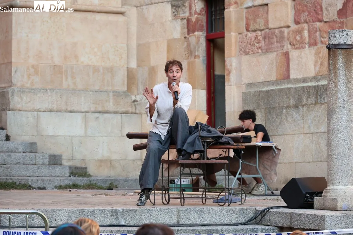 Poesía visual y equilibrios en el Patio Chico con el espectáculo 'Refugi' | FOTOS: David Sañudo
