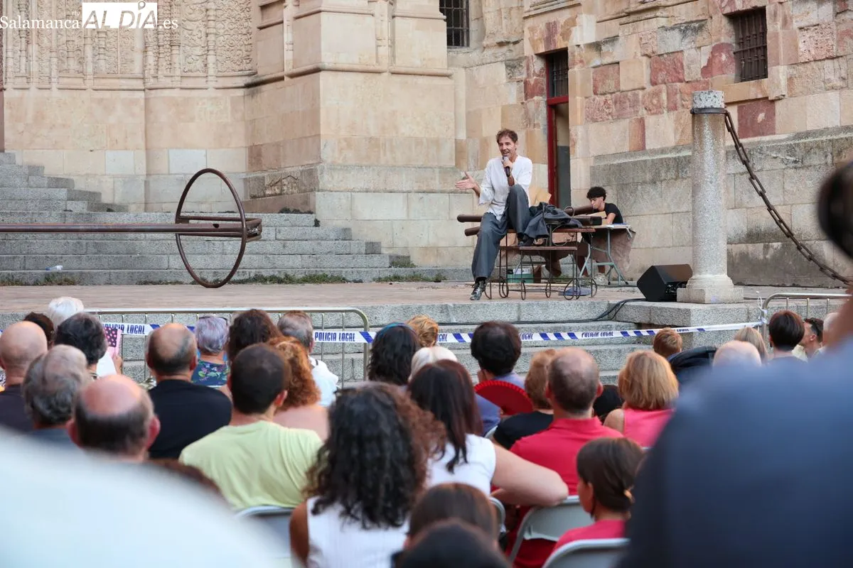 Poesía visual y equilibrios en el Patio Chico con el espectáculo 'Refugi' | FOTOS: David Sañudo