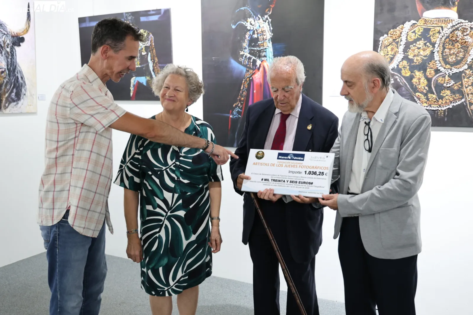 Manos Unidas ha recibido la recaudación de la I Exposición Solidaria organizada por los Artistas de los Jueves Fotográficos y El Casino de Salamanca. Fotos: David Sañudo