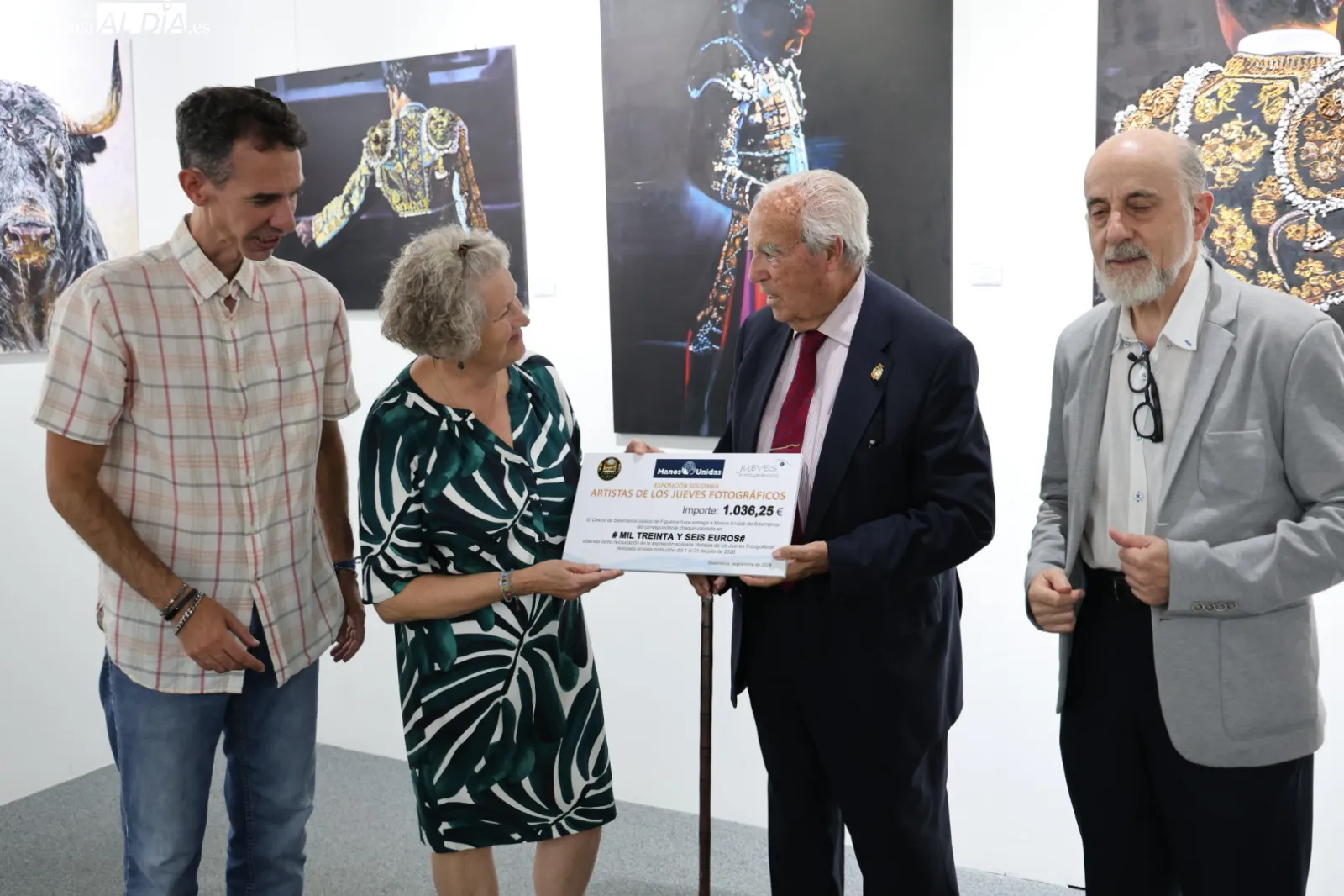 Manos Unidas ha recibido la recaudación de la I Exposición Solidaria organizada por los Artistas de los Jueves Fotográficos y El Casino de Salamanca. Fotos: David Sañudo