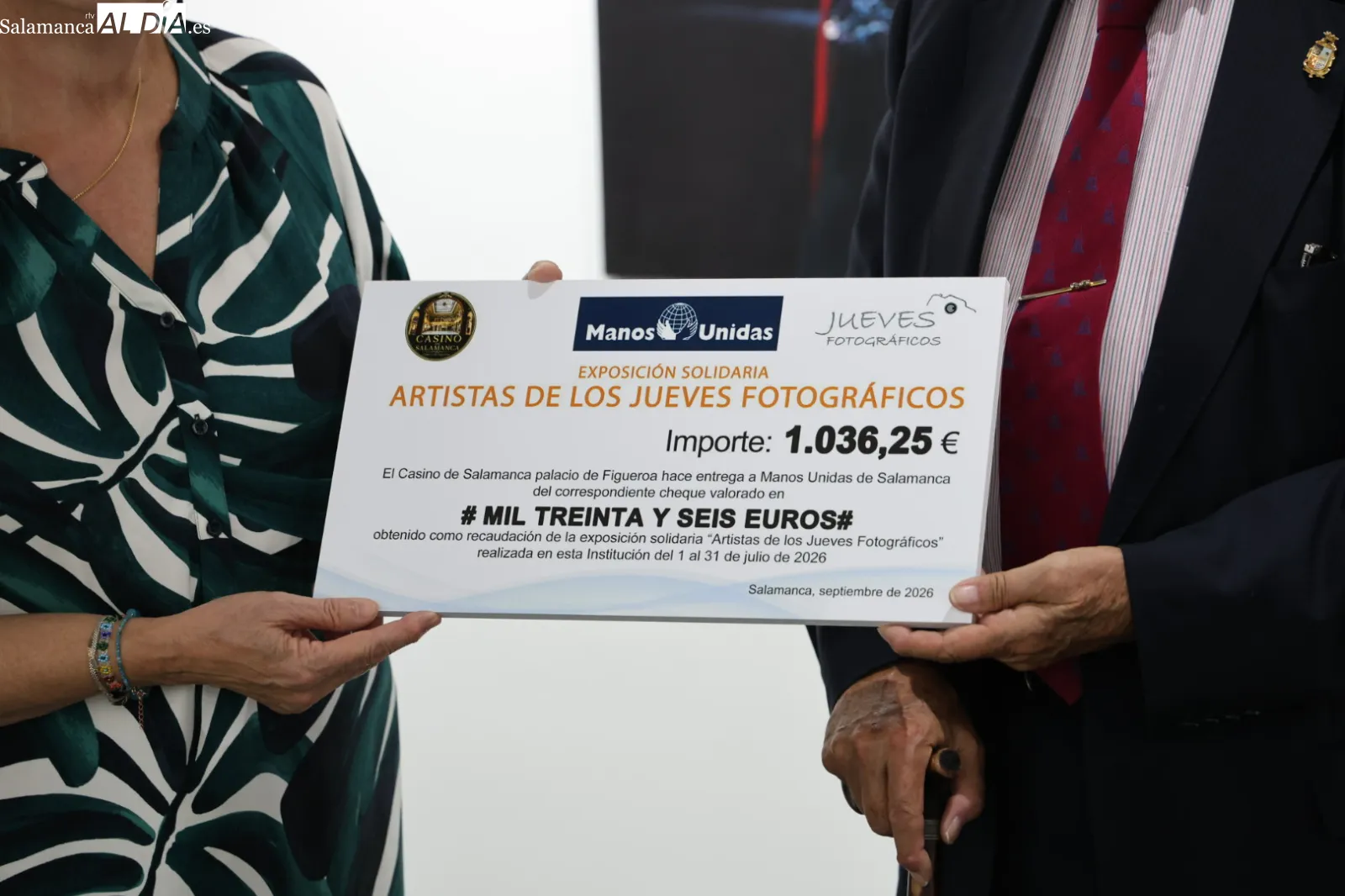 Manos Unidas ha recibido la recaudación de la I Exposición Solidaria organizada por los Artistas de los Jueves Fotográficos y El Casino de Salamanca. Fotos: David Sañudo