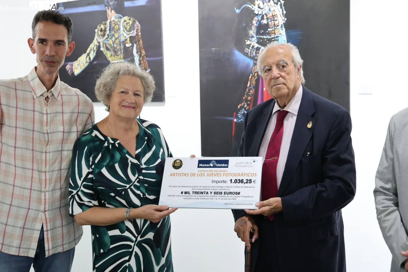 Manos Unidas ha recibido la recaudación de la I Exposición Solidaria organizada por los Artistas de los Jueves Fotográficos y El Casino de Salamanca. Fotos: David Sañudo