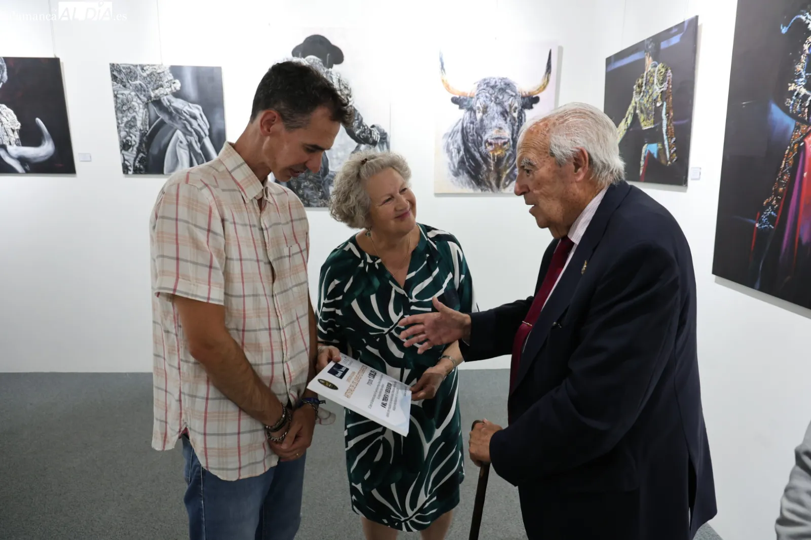 Manos Unidas ha recibido la recaudación de la I Exposición Solidaria organizada por los Artistas de los Jueves Fotográficos y El Casino de Salamanca. Fotos: David Sañudo