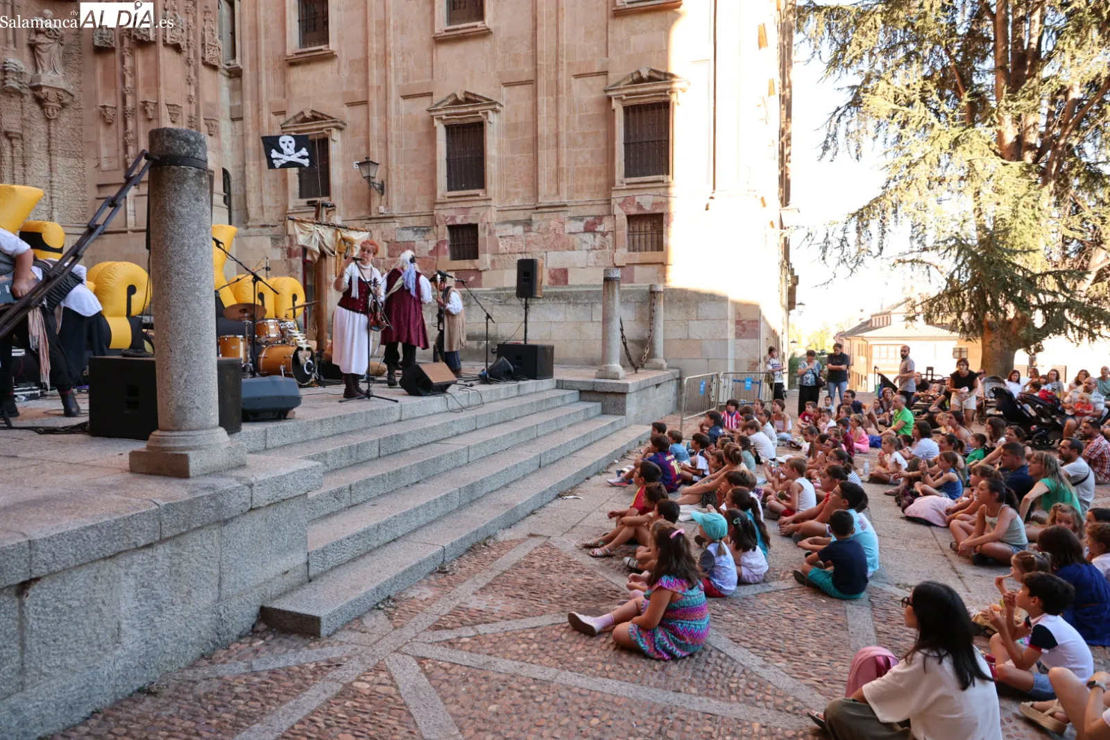 'Piratas de Secano, de las compañía Xip Xap, en el Patio Chico de Salamanca. Fotos: David Sañudo