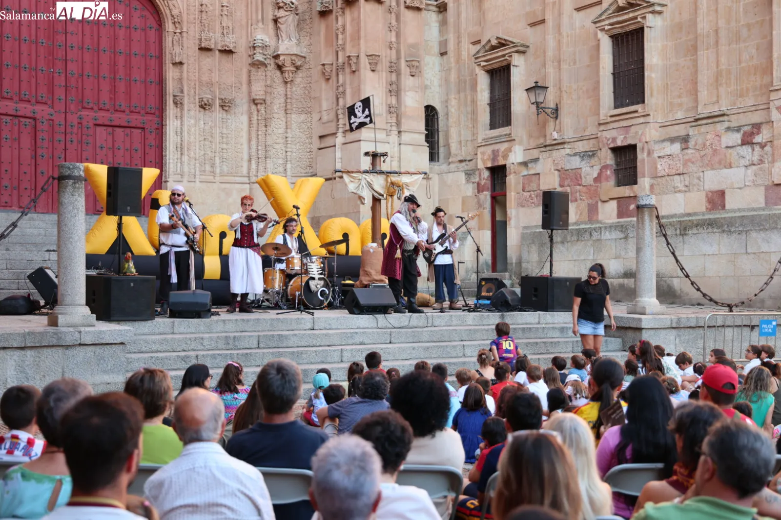 'Piratas de Secano, de las compañía Xip Xap, en el Patio Chico de Salamanca. Fotos: David Sañudo