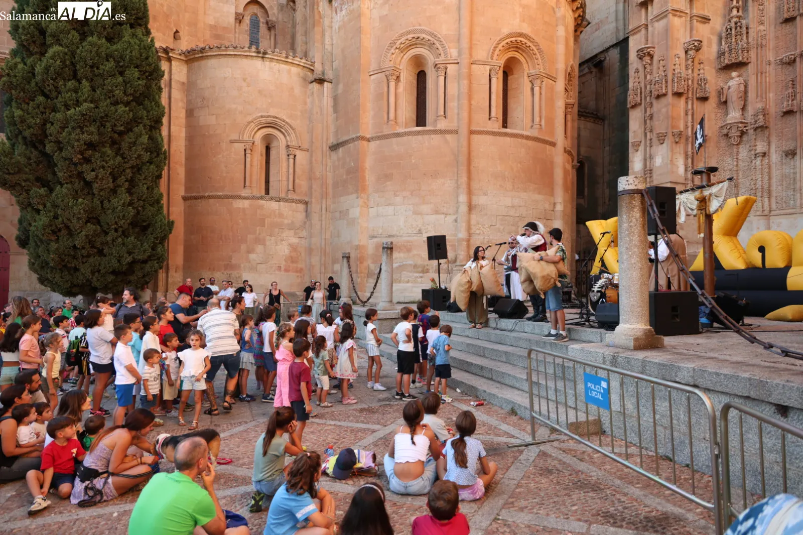 'Piratas de Secano, de las compañía Xip Xap, en el Patio Chico de Salamanca. Fotos: David Sañudo
